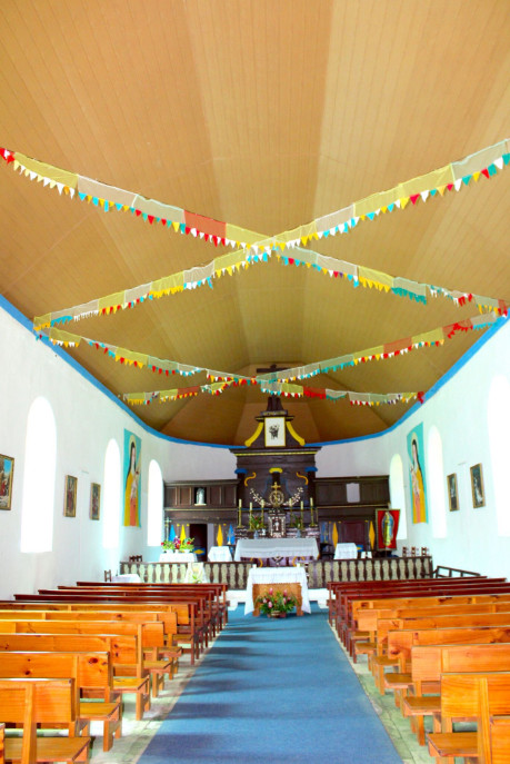 L’intérieur de Notre-Dame de Paix, à Akamaru, est impeccable, des offices religieux y ayant lieu régulièrement.