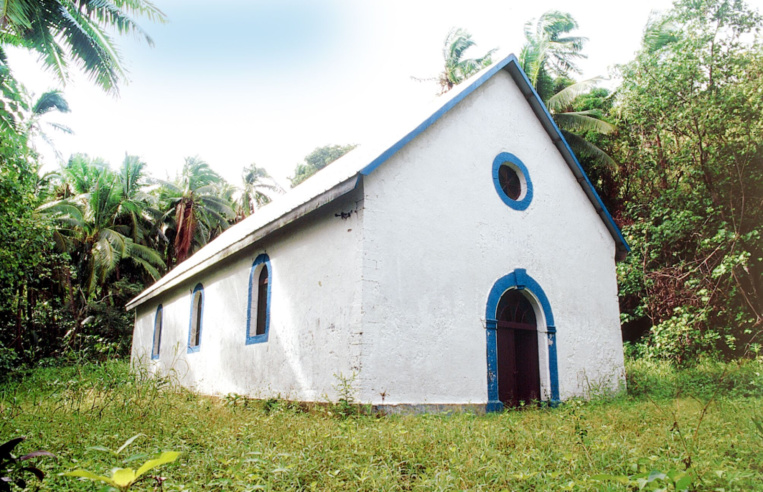 La petite église dédiée à St Raphaël, sur Aukena, fut la première à être bâtie en dur.