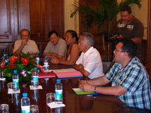 Aux côtés du Président Gaston Tong Sang: Lana Tetuanui, Ministre du Travail et Jean-Pierre Beaury, Ministre de la jeunesse et du sport