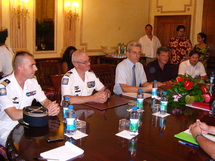 Le Haut Commissaire Adolphe Colrat aux côtés du Lieutenant-Colonel Didier Rossi, Chef de corps du GSMA et du commandant Cannonge qui termine sa mission prochainement en Polynésie