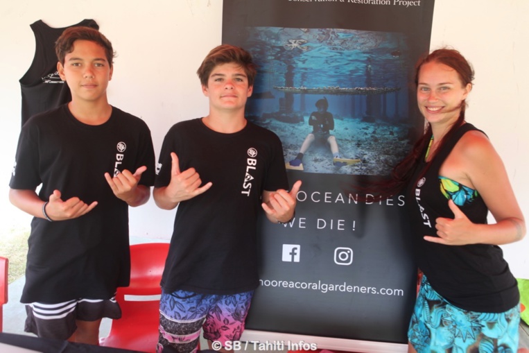 Des membres de l'association Moorea Coral Gardeners (Caroline Orban à droite)