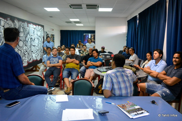 Les 20 étudiants du Tahiti Code Camp avec leurs coachs Les 20 étudiants du Tahiti Code Camp avec leurs coachs