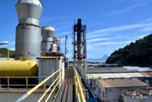 Les cheminées de la centrale Emile Martin dominent la zone industrielle de la Punaruu comme des clochers de cathédrales industrielles... Les cheminées de la centrale Emile Martin dominent la zone industrielle de la Punaruu comme des clochers de cathédrales industrielles...