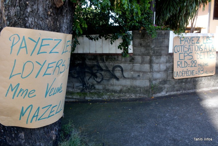 Les panneaux des grévistes sont devenus plus revendicatifs Les panneaux des grévistes sont devenus plus revendicatifs