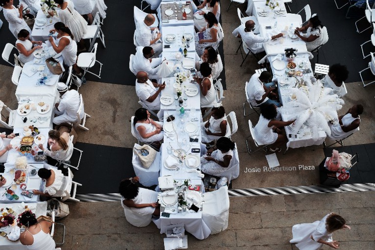 Les Dîners en blanc, pique-niques géants «bon chic-bon genre», ont 30 ans Les Dîners en blanc, pique-niques géants «bon chic-bon genre», ont 30 ans