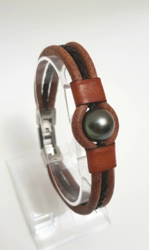 Le fenua de bronze a été décerné à Moana Murat de Fluid in Tahiti pour son bracelet pour homme en cuir avec une perle de nacre.