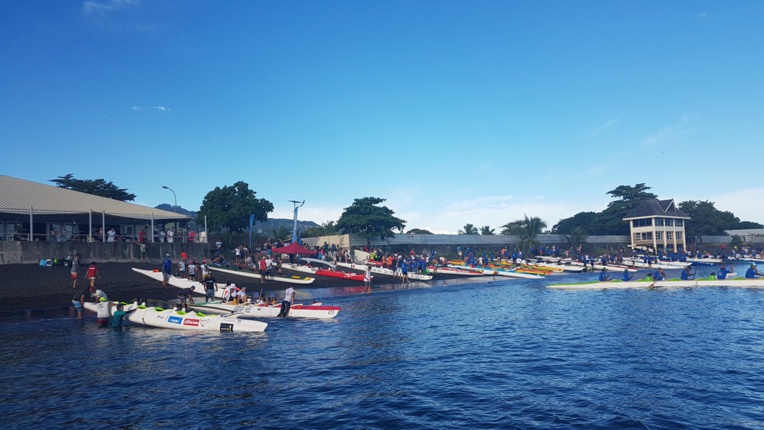 Plus d'une centaine de va'a ont participé Plus d'une centaine de va'a ont participé