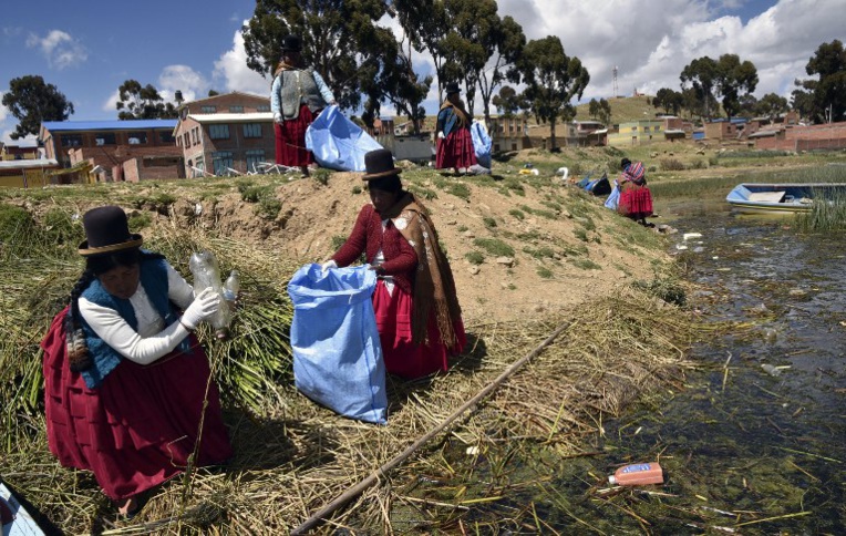 Bolivie: des indigènes nettoient le lac Titicaca pour l'exemple
