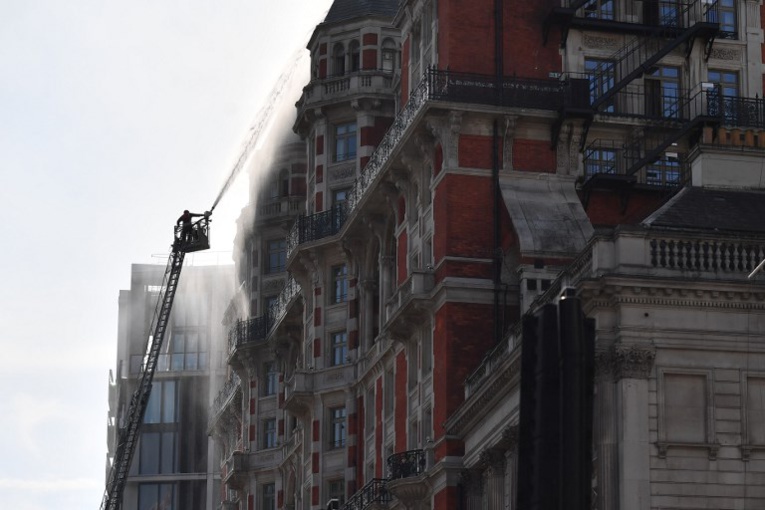 Incendie dans un hôtel cinq étoiles proche de Harrods à Londres Incendie dans un hôtel cinq étoiles proche de Harrods à Londres