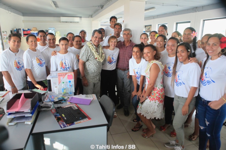 Le Président Edouard Fritch entouré des jeunes du COL Le Président Edouard Fritch entouré des jeunes du COL