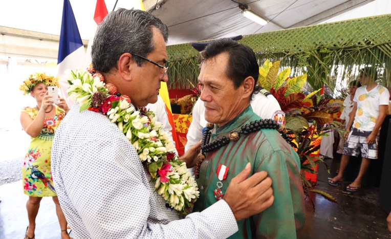 Stéphane Tuohe, président de la fédération artisanale « Te tuhuka o te henua enana », a été élevé au grade de chevalier dans l’ordre de Tahiti Nui