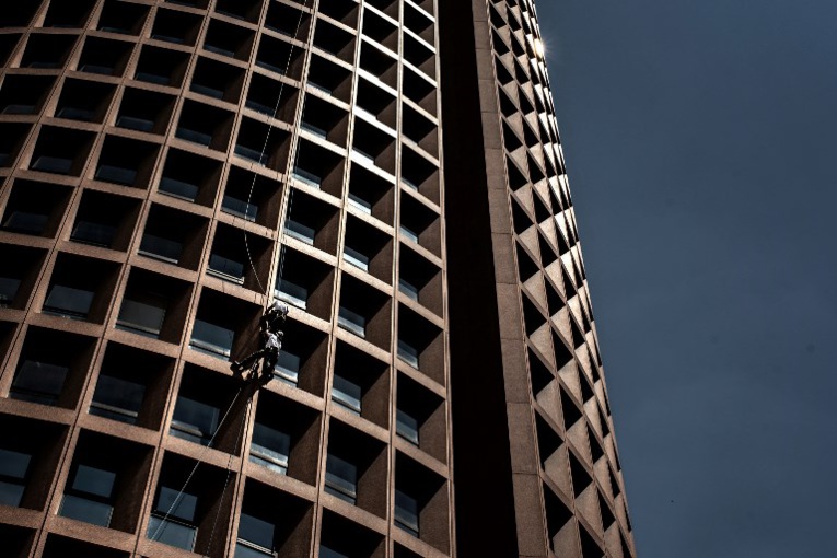 Des soldats fêtent les 130 ans des troupes de montagne en escaladant le "Crayon"