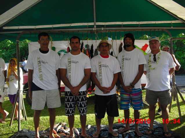 La sélection qui se déplacera aux mondiaux De G. à D, le capitaine Alféo PIHAATARIOE, Vaihoarii TAEATUA, Steeve TETUANUI, Del LAMARTINIERE et le président Romuald MONTAGNON.JPG