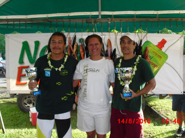 Bonne pêche pour Rahiti BUCHIN et Teva TAUMIHAU qui remporte le tournoi et le prix de la plus grosse prise