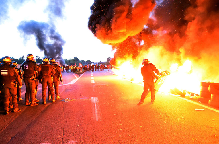 Les agriculteurs démarrent le blocage de raffineries et dépôts de carburants Les agriculteurs démarrent le blocage de raffineries et dépôts de carburants
