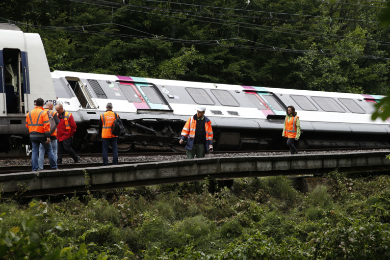 Intempéries: un RER se renverse et fait sept blessés, 22 départements en alerte orange