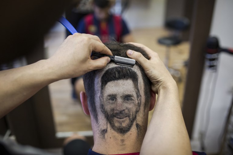 Serbie: un coiffeur dessine Messi et Ronaldo sur les crânes Serbie: un coiffeur dessine Messi et Ronaldo sur les crânes