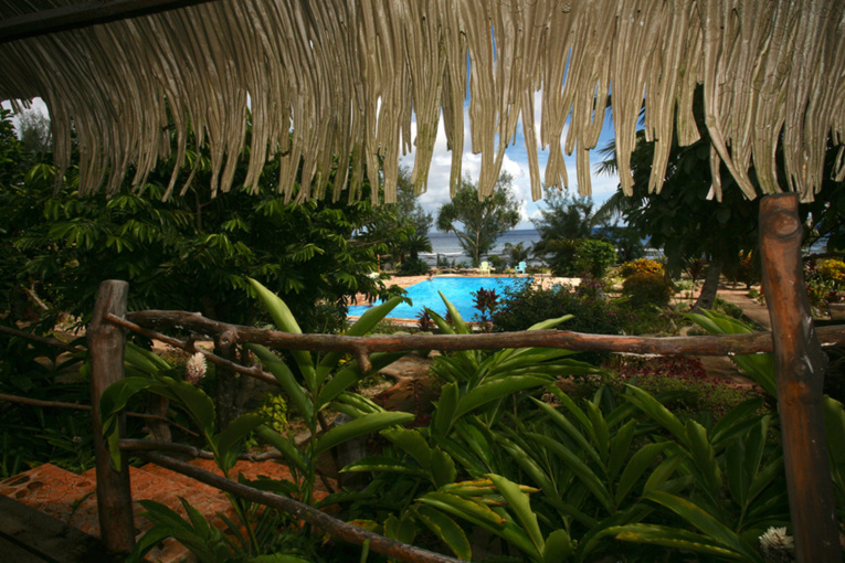 Chaque bungalow a son balcon couvert avec vue sur le jardin.
