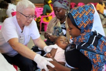 A Mayotte, les enfants se font vacciner à la bibliothèque