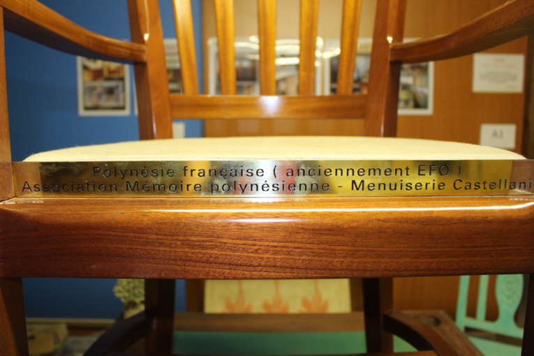 Une chaise vide polynésienne à Ypres, en Belgique Une chaise vide polynésienne à Ypres, en Belgique