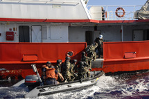 l'équipe monte à bord du navire ((CREDIT PHOTOS : PM Fabrice LELIVEC, FAPF)