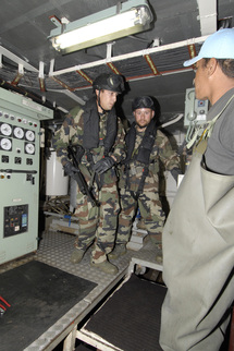 contrôle des soutes du thonier (CREDIT PHOTOS : PM Fabrice LELIVEC, FAPF)