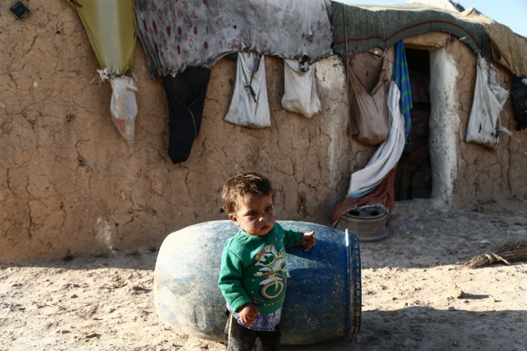 Syrie: des milliers de civils fuient des bombardements du régime dans le sud