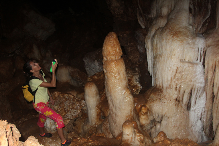 Cette stalagmite est une des plus célèbres curiosités d’une des grottes explorées. Sa forme lui a valu des surnoms très suggestifs !