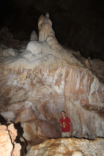 Somptueuse traine d’aragonite à la base d’une stalagmite surnommée la Vierge à l’enfant à cause de sa forme.