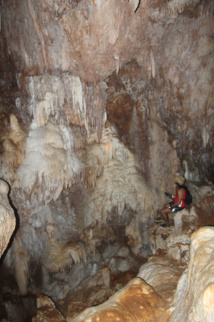 Heimana, de la pension Vaitumu Village, admirant une paroi concrétionné Heimana, de la pension Vaitumu Village, admirant une paroi concrétionné