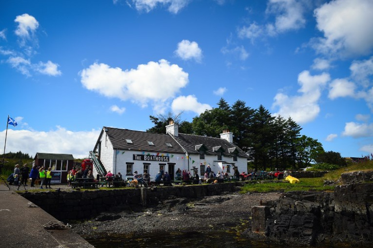 Ecosse: les 5 habitants d'Ulva fêtent l'achat de leur île Ecosse: les 5 habitants d'Ulva fêtent l'achat de leur île