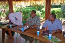 Présentation des t-shirts édités par la TSP avec le slogan de cette quatrième édition du concours du plus beau quartier dans la Ville de Pirae. « Je trie : Mon spot est clean ! »
