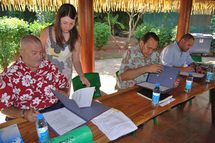 Mairai Sun, premier adjoint au maire de Pirae, officialise le partenariat avec la TSP, TECHNIVAL et la SEP en signant les conventions avec leurs représentants, Ronald Blaise et Heifara Pollock.