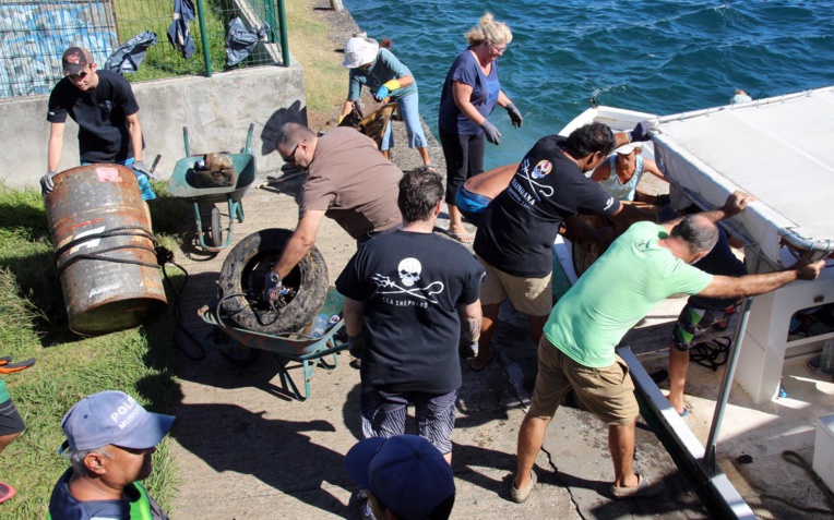 Scuba Teck et Sea Shepherd étaient toujours aussi actifs avec des bénévoles du Yacht club de Tahiti et du club de plongée pour nettoyer les fonds proches de notre lagon.