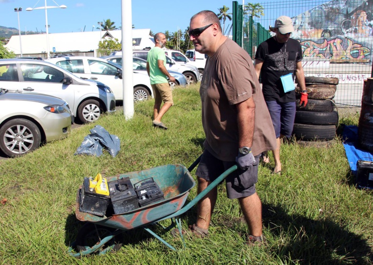 Des bénévoles ont nettoyé les alentours du parking, du pont et du skate park. Des bénévoles ont nettoyé les alentours du parking, du pont et du skate park.