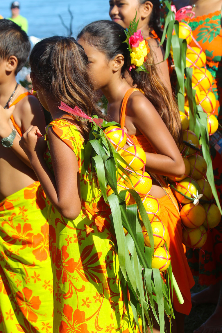 Les jeunes, filles et garçons, sont eux aussi associés à la fête. Les jeunes, filles et garçons, sont eux aussi associés à la fête.