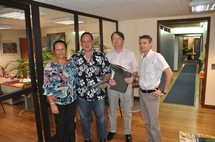 Signature d’une convention de financement d’un programme d’adduction en eau potable entre le maire de Ua Pou, Joseph Kahia  et l'AFD