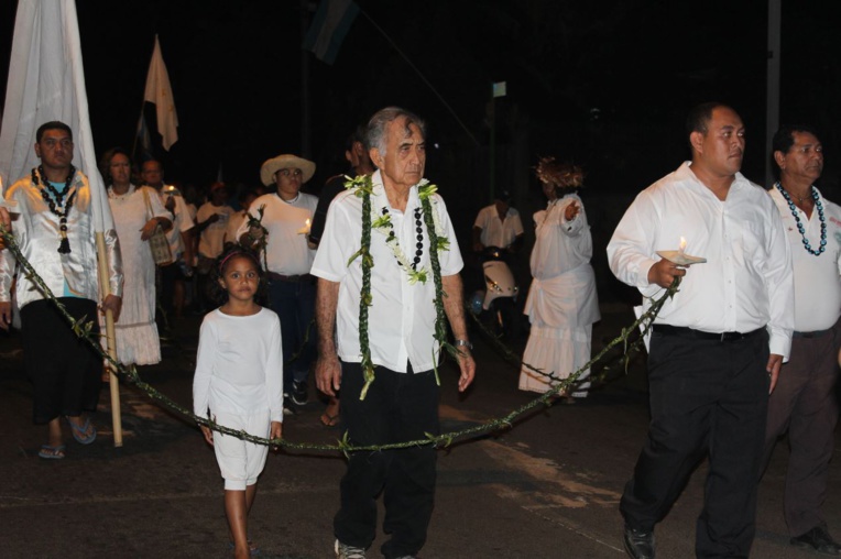 Oscar Temaru a relié avec ses fidèles la mairie de Faa’a à la stèle de Tavararo.
