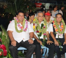 -	Oscar Temaru était entouré de plusieurs fidèles.