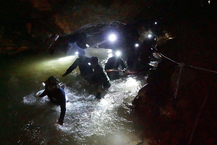 Thaïlande: les jeunes footballeurs piégés dans une grotte retrouvés "sains et saufs" Thaïlande: les jeunes footballeurs piégés dans une grotte retrouvés "sains et saufs"