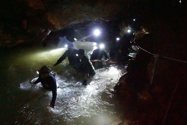Thaïlande: les jeunes footballeurs piégés dans une grotte retrouvés "sains et saufs"