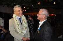 Remise des insignes d'officier de l'ONM par le Haut-Commissaire, Adolphe Colrat