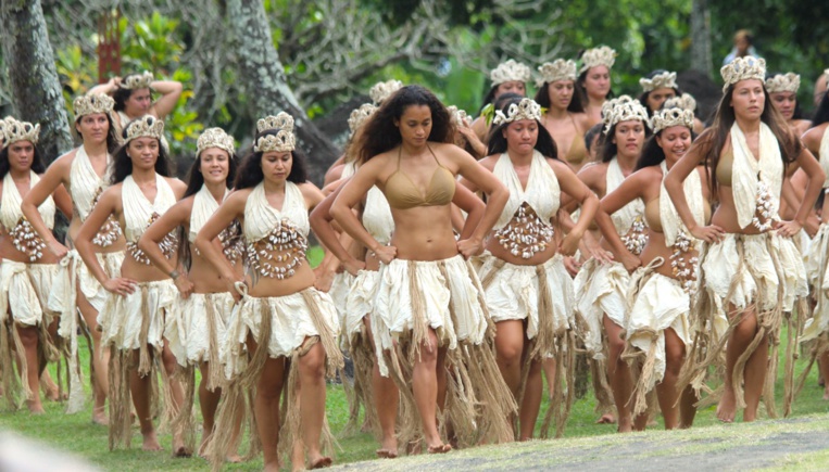 En rangs serrés, les danseuses de Hitireva entrent en scène. En rangs serrés, les danseuses de Hitireva entrent en scène.