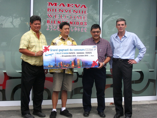 de g. à d.: Abner Guilloux ( CCISM), Vincent Chan (le gagnant), Gilles Yau (CCISM) et Hugues Cochard (TNT)