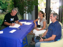 Séance de dédicace avec Graham Mourie, ancienne star des "all blacks" chez Air New Zealand