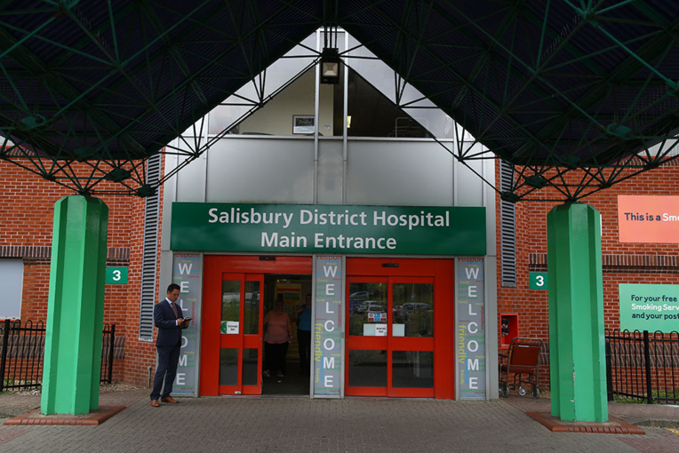 Deux personnes hospitalisées, une substance inconnue, mais que s'est-il passé à Amesbury?