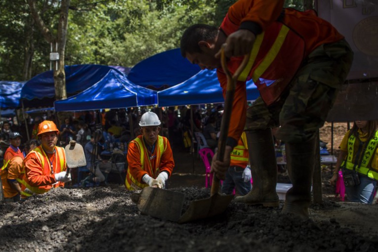 Thaïlande/grotte: des chercheurs de nids d'hirondelles à la rescousse Thaïlande/grotte: des chercheurs de nids d'hirondelles à la rescousse