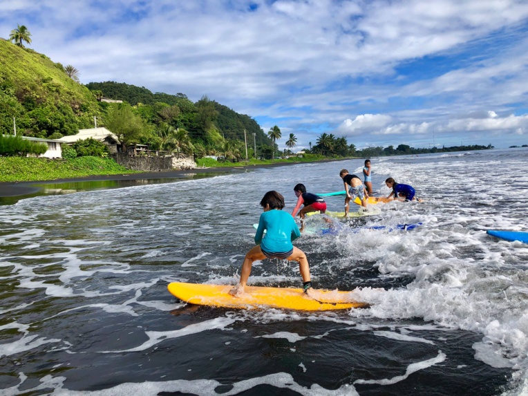Les petis surfeurs en herbe de l'école de surf de Steven Pierson. Les petis surfeurs en herbe de l'école de surf de Steven Pierson.