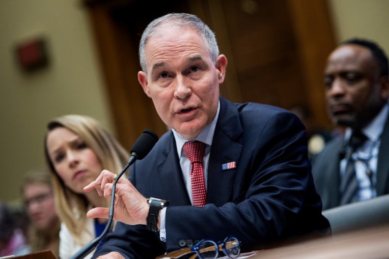 Trump lâche Pruitt, ministre de l'Environnement miné par les scandales Trump lâche Pruitt, ministre de l'Environnement miné par les scandales