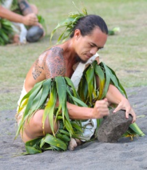 La pierre est le thème central de ce spectacle haut en couleur et extrêmement bien rythmé. (Photo : Daniel Pardon). La pierre est le thème central de ce spectacle haut en couleur et extrêmement bien rythmé. (Photo : Daniel Pardon).